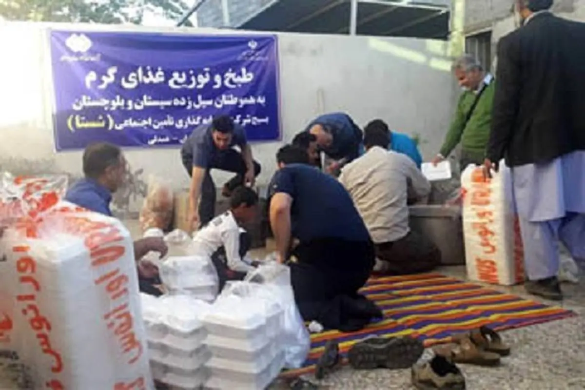 بسیج شستا توزیع غذای گرم در میان سیل‌زدگان سیستان و بلوچستان را آغاز کرد