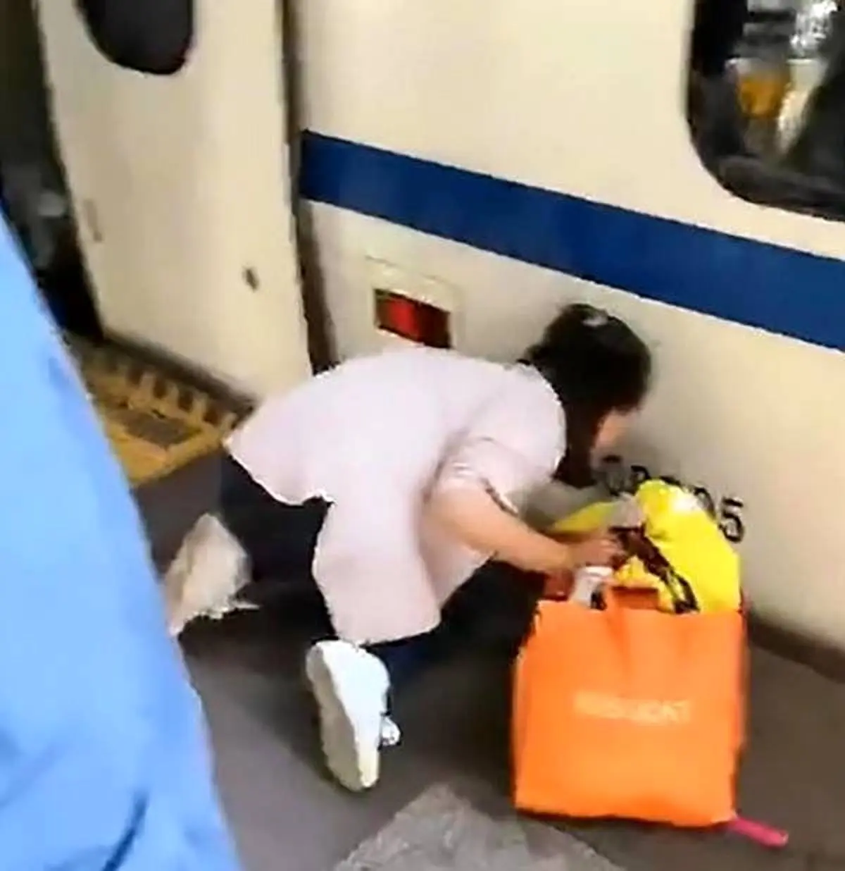 افتادن کودک روی ریل مترو به خاطر موبایل بازی مادر + عکس