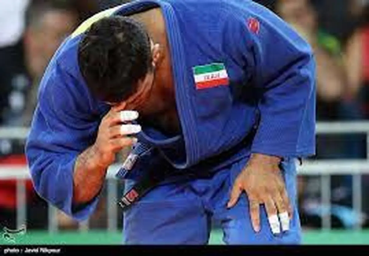 جنجال دستفروشی قهرمان جهان با یک گونی مدال | دستفروشی قهرمان جهان در خیابان‌های کرمانشاه! 