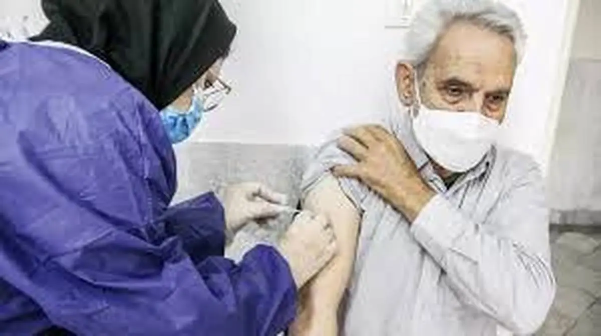 تزریق واکسن کرونا به افراد بالای ۶۷ سال در شیراز