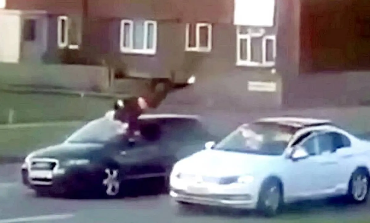 لحظه شوکه آور از تصادف شدید مرد جوان با خودروی مشکوک! + ویدئو