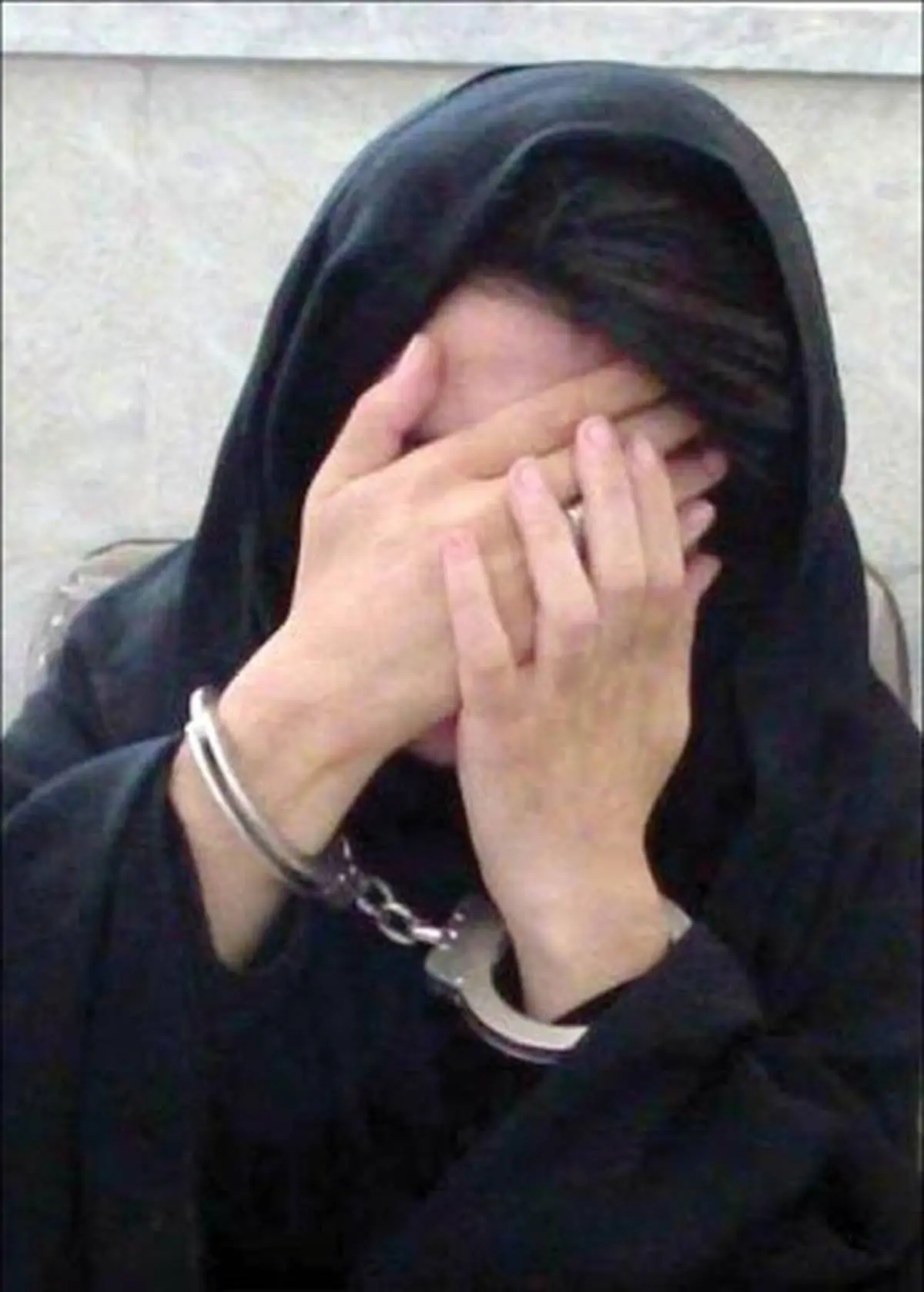 دختر 14 ساله تهرانی مادرش را با سیم شارژر تلفن‌همراه خفه کرد + جزئیات