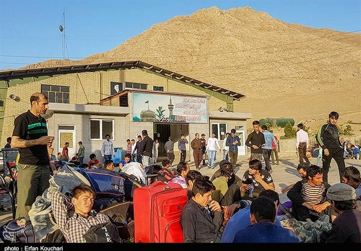 افغانی‌ها برای ترک ایران صف کشیدند +عکس