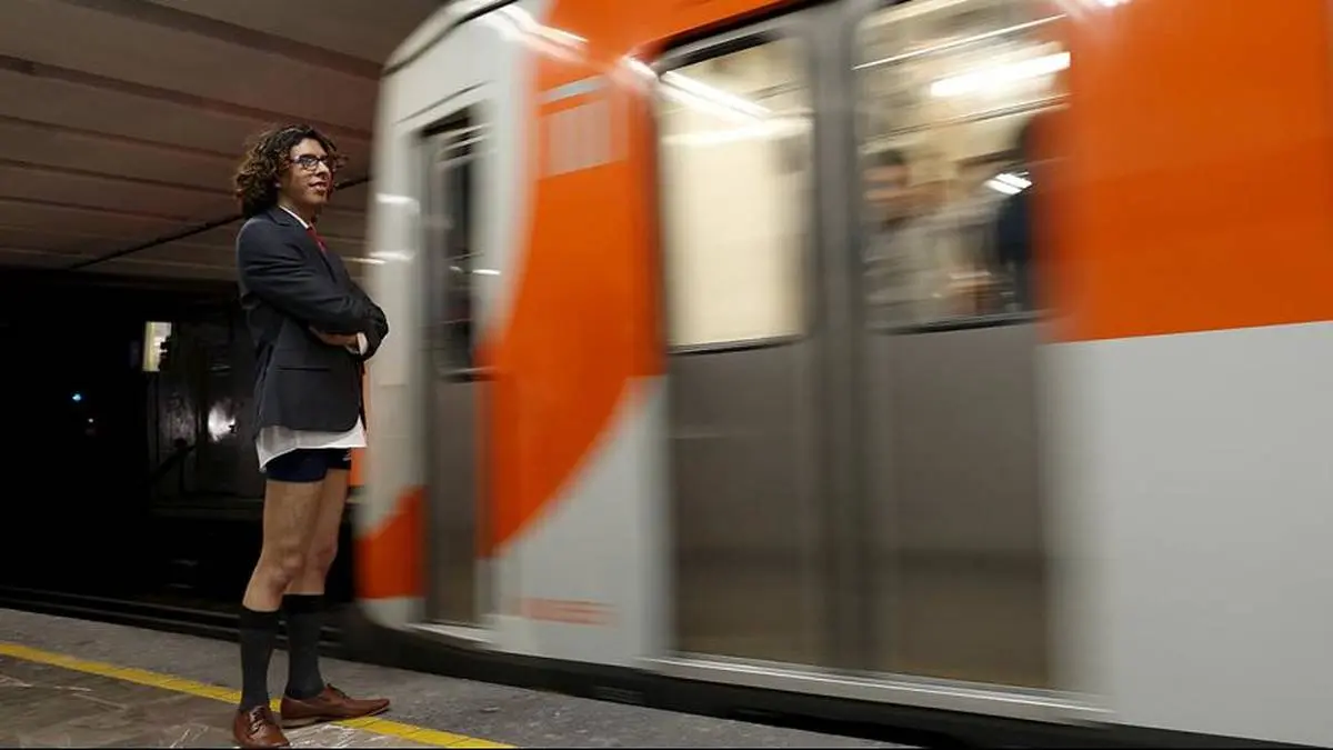 مسافران بدون شلوار در مترو! + عکس