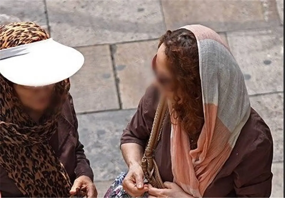 زنان نیمه‌ لخت در خیابان‌ های تهران