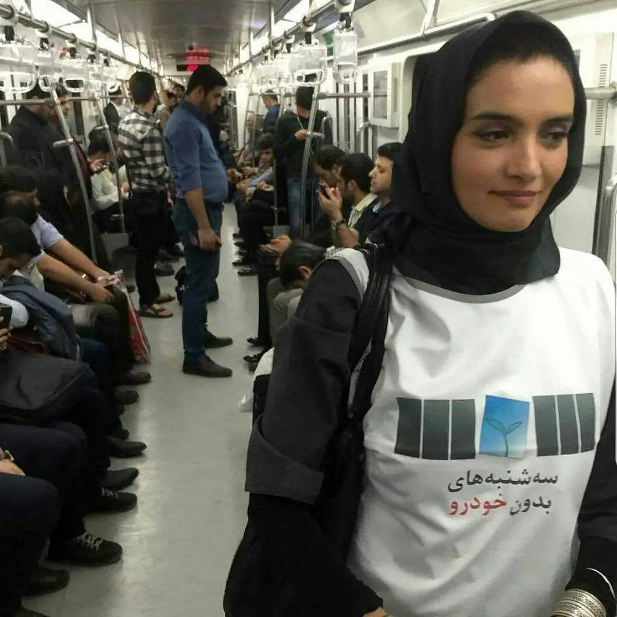 میترا حجار با یک تی شرت متفاوت در مترو