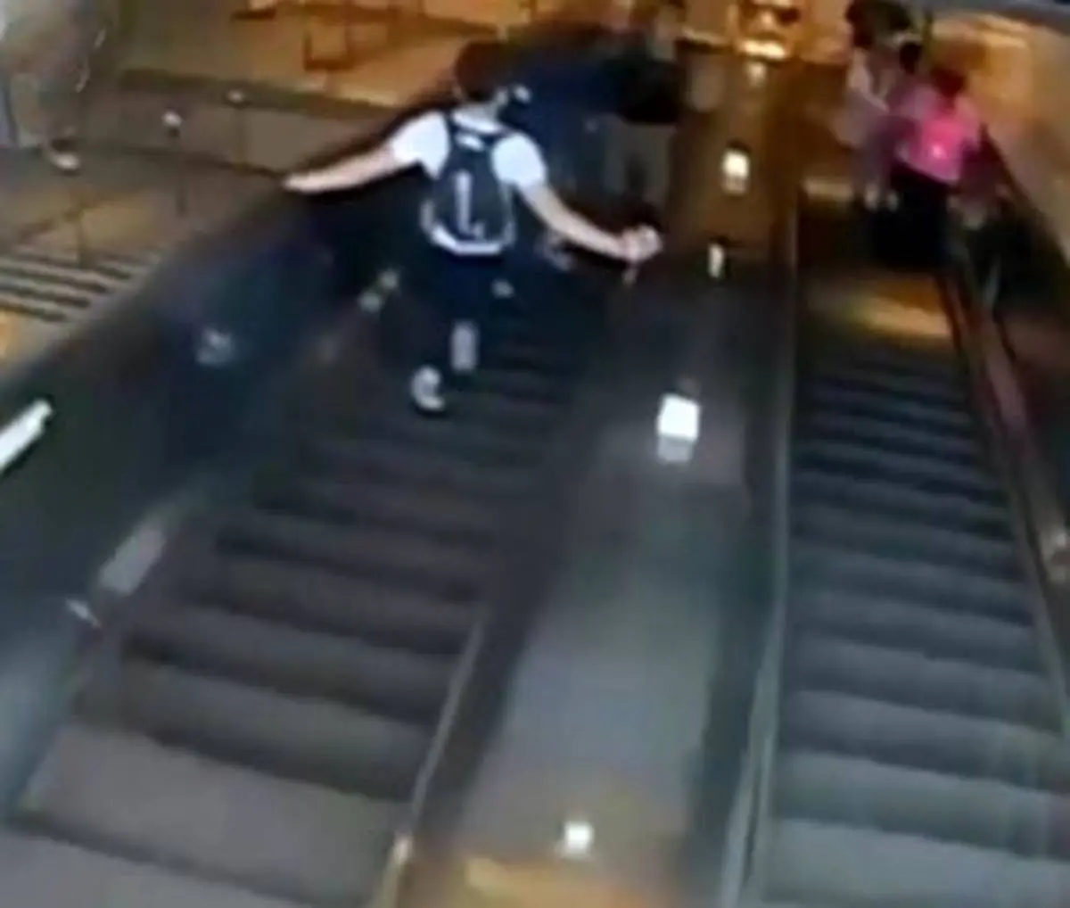 پرت کردن وحشیانه زن از پله های مترو توسط مرد جوان + فیلم
