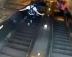 پرت کردن وحشیانه زن از پله های مترو توسط مرد جوان + فیلم