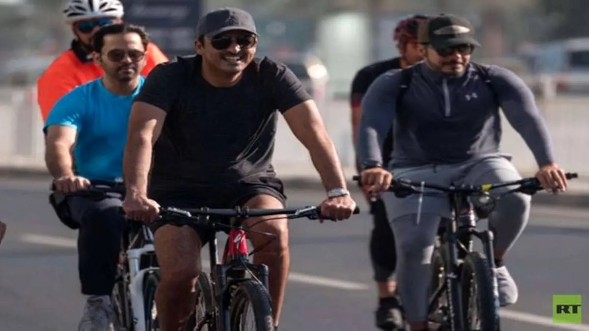 امیر قطر سوار بر دوچرخه در خیابان‌های دوحه