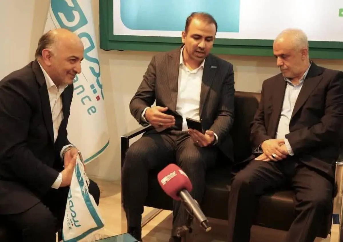 بازدید معاون رییس جمهور از غرفه بیمه دی