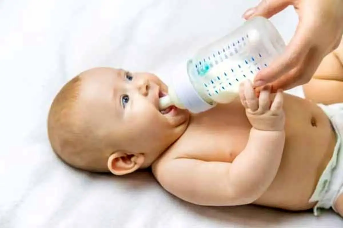 عوارض شیر خشک دادن به بچه | هرگز به کودکتان شیر خشک ندهید