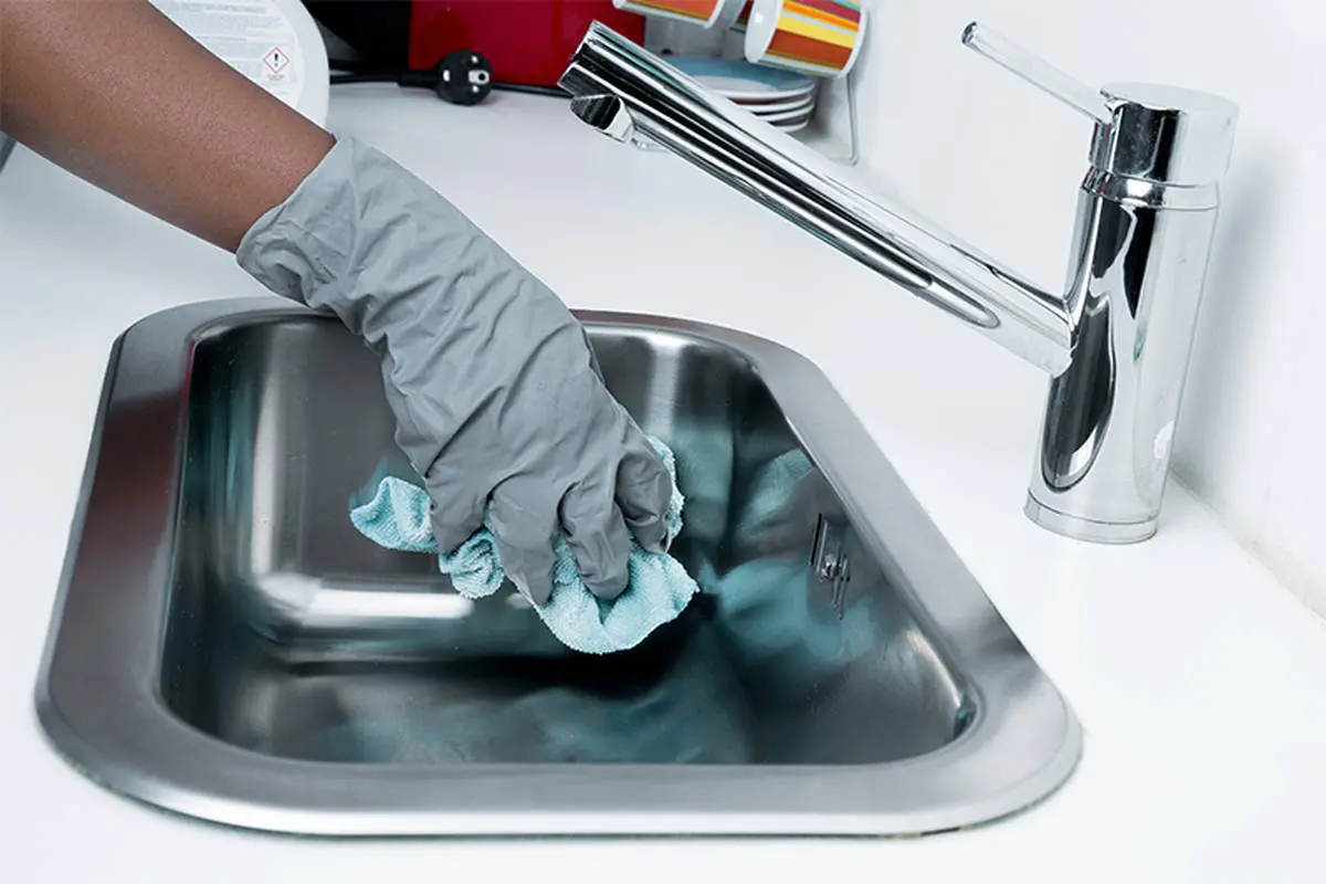 راهکار های طلایی برای تمیز کردن سینک ظرفشویی | با این ترفند ها سینک ظرفشویی ات همیشه براقه 