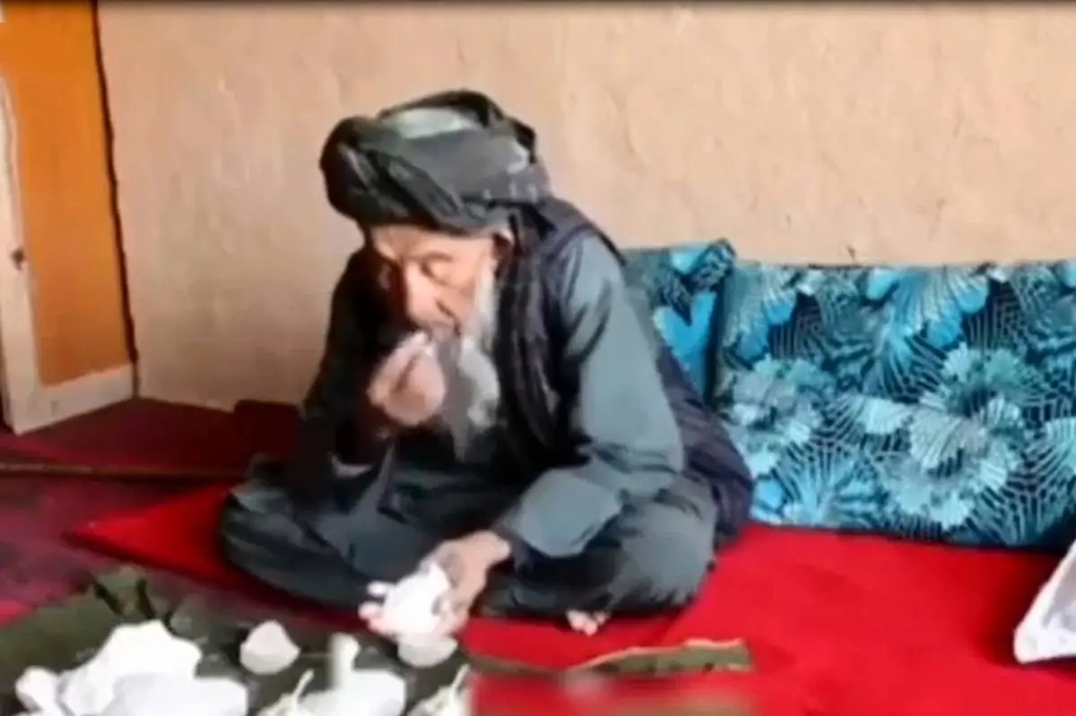 (ویدئو) خوردن سنگ روزی یک کیلو توسط پیرمرد ۹۴ ساله‌
