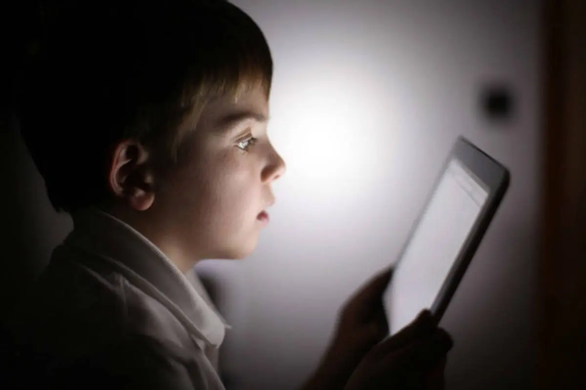 تاثیر لوازم الکترونیکی بر کندیِ رشد کودکان