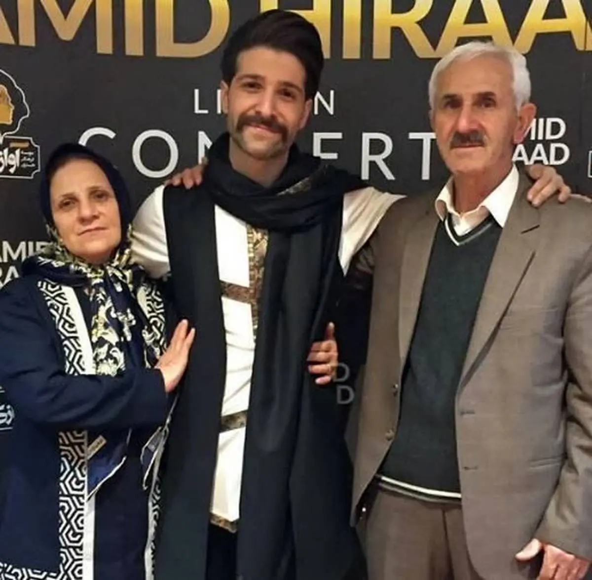 خواننده جنجالی در کنار پدر و مادرش +عکس