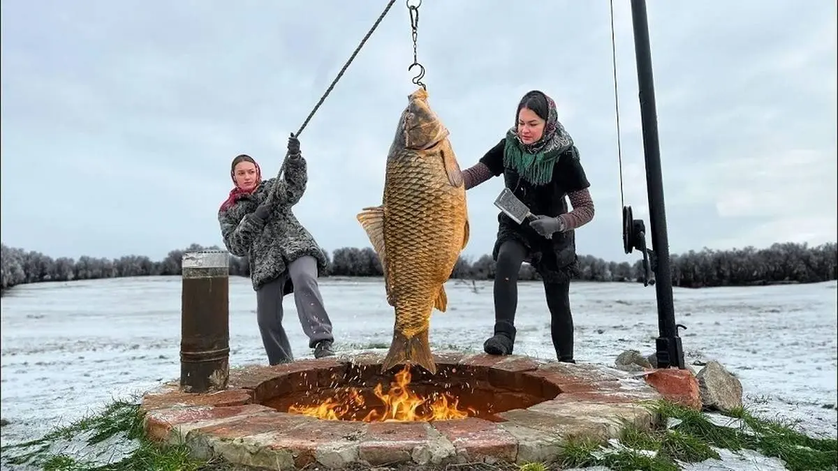 (ویدئو) کباب کردن تنوری ماهی کپور غول پیکر توسط دو بانوی روستایی جوان اوکراینی

