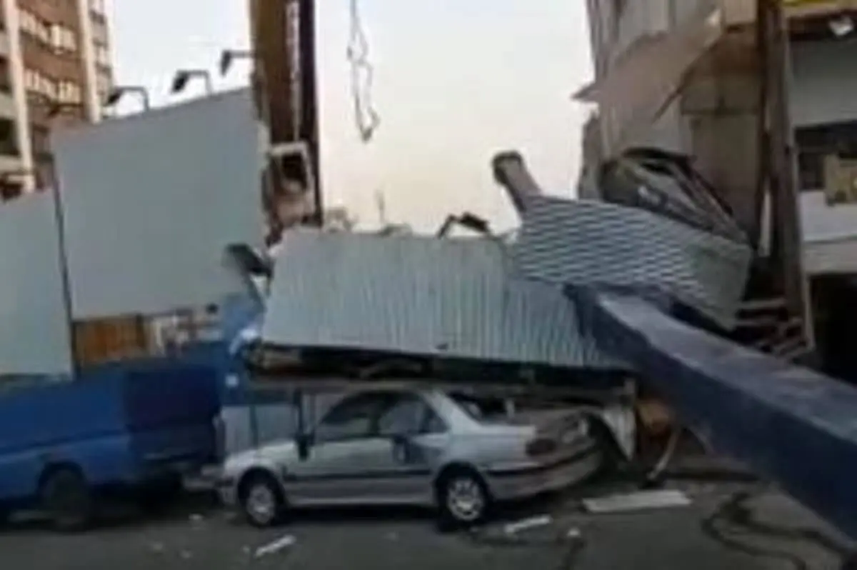 سقوط ستون ساختمان خیابان سعادت آباد را بهم ریخت + فیلم 