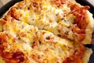 ویدیو / عجیب ترین و خوشمزه ترین پیتزا دنیا ،پیتزا زرشک پلو با مرغ