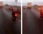 غیب شدن موتورسوار از روی موتورسیکلت در وسط اتوبان! + فیلم