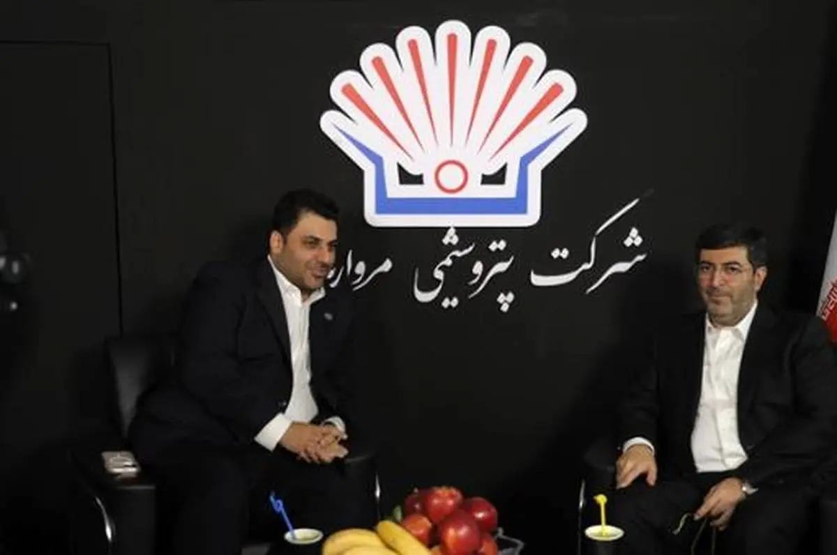 بازدید مدیرعامل شرکت سرمایهگذاری اهداف از غرفه پتروشیمی مروارید