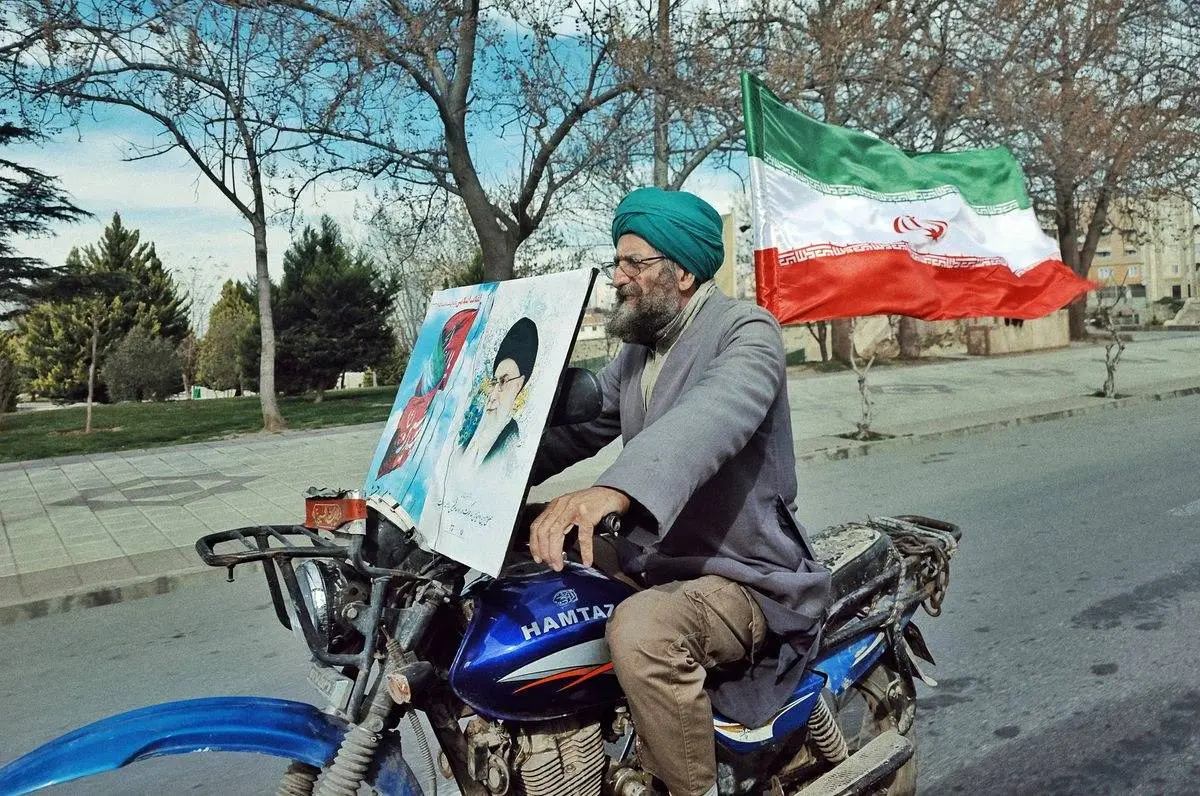 تصویر متفاوت یک مرد موتور سوار در راهپیمایی 22 بهمن سوژه شد