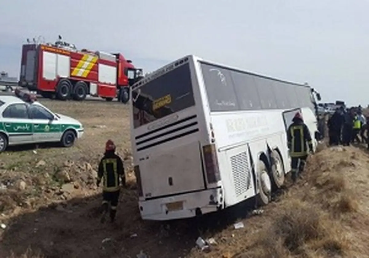 20 مجروح در اثر واژگونی اتوبوس زائران اربعین 