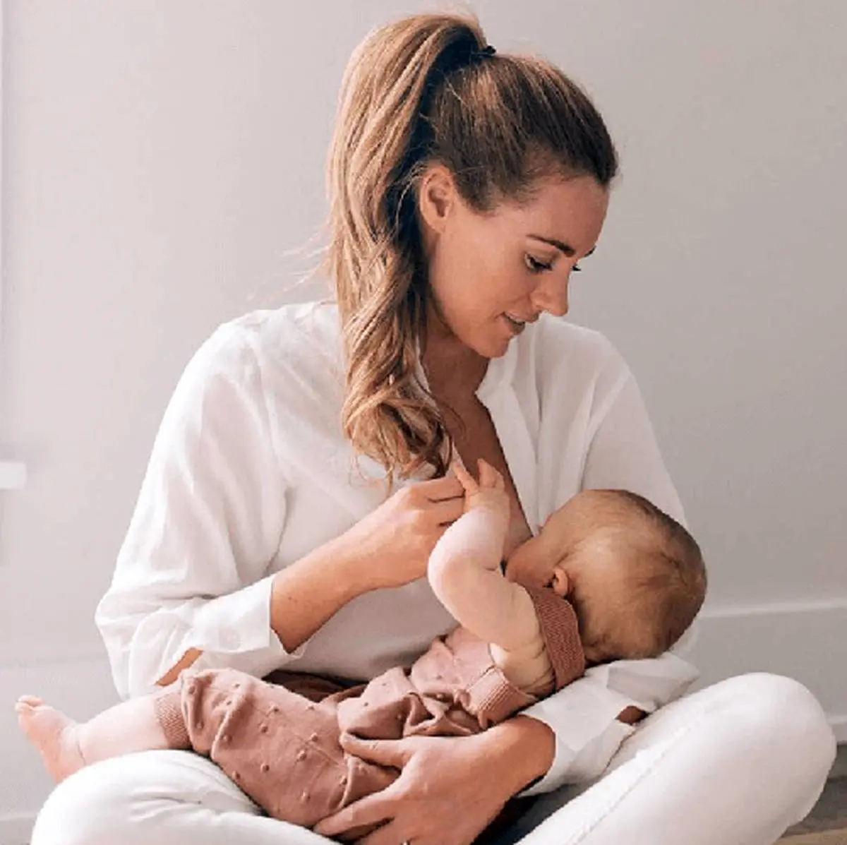 چرا وقتی نوزاد گریه می کند شیر مادر جاری می شود؟
