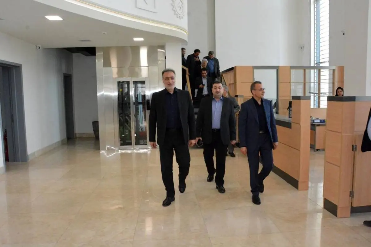 بازدید مدیرعامل بانک صنعت و معدن از شعبه صنعت با تأکید بر تحول دیجیتال و گسترش همکاری با بخش صنعت

