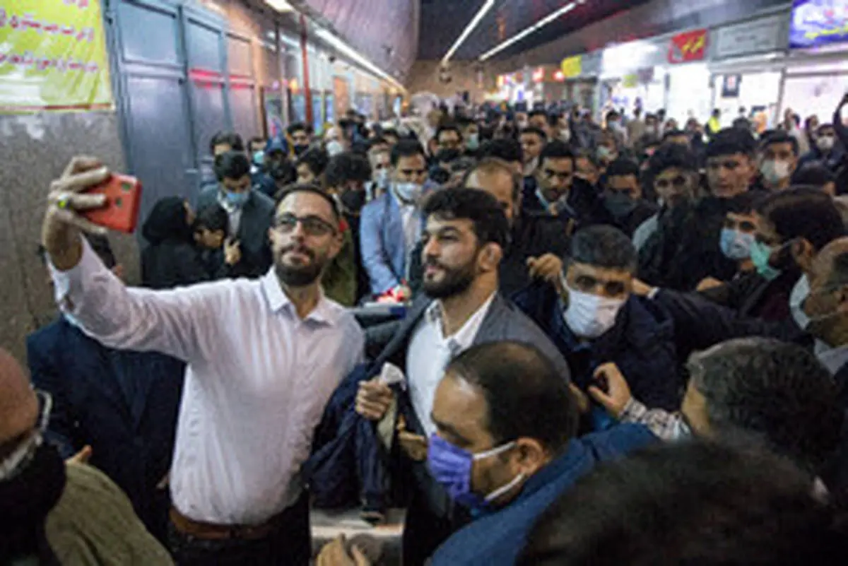 سلفی با حسن یزدانی در مترو تجریش | عکسهای حسن یزدانی
