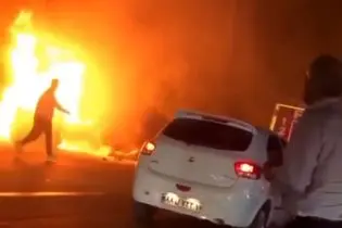 کورس شبانه دو خودرو باعث آتش گرفتن یک خانواده شد + فیلم