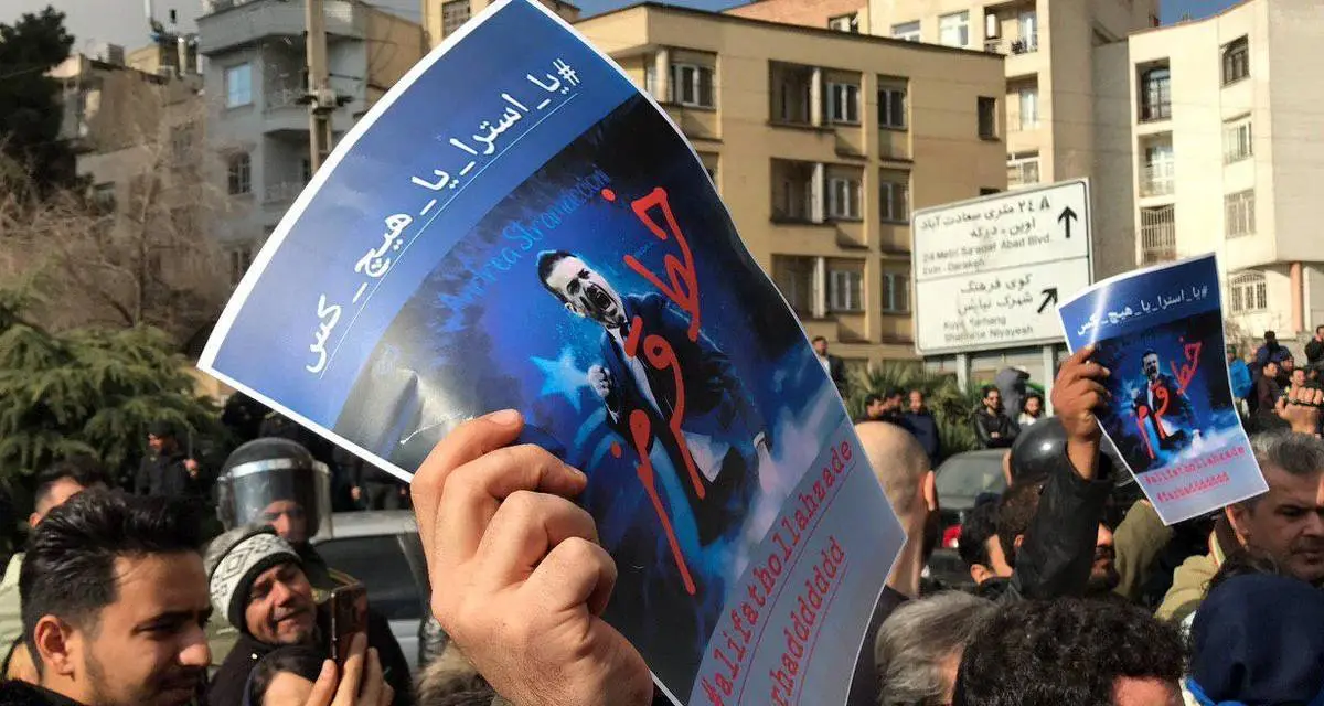 هواداران استقلال خواهان استعفای منزوی و خلیل‌زاده شدند
