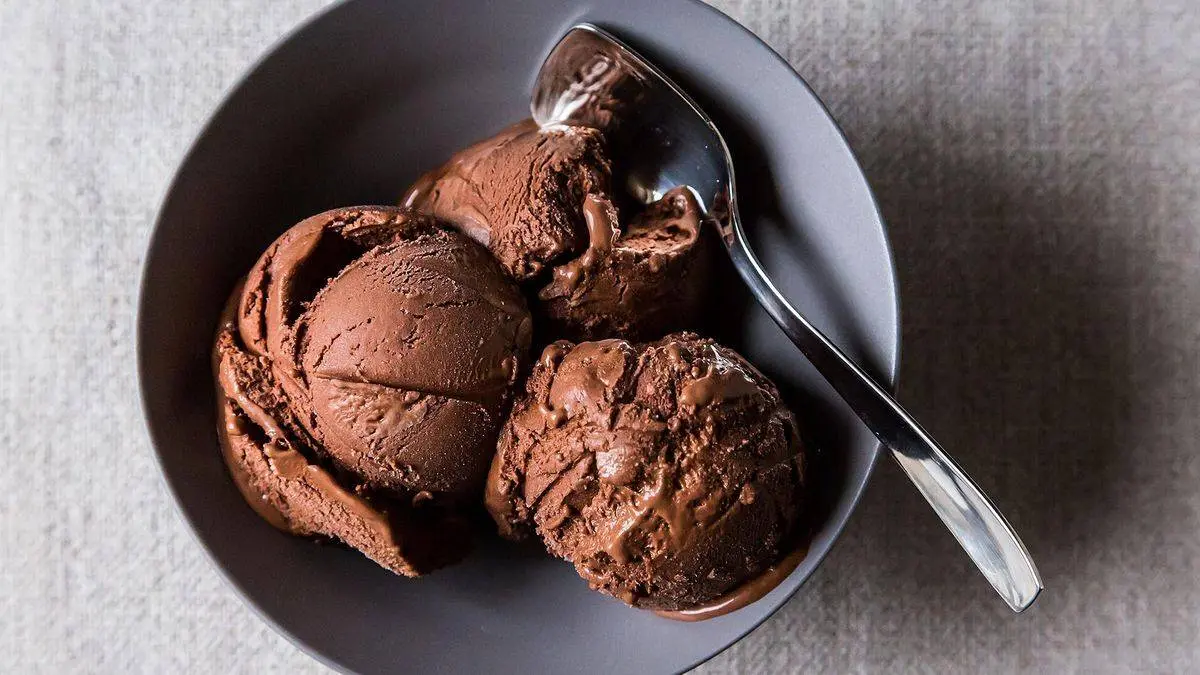 طرز تهیه بستنی شکلاتی در خانه + مواد لازم