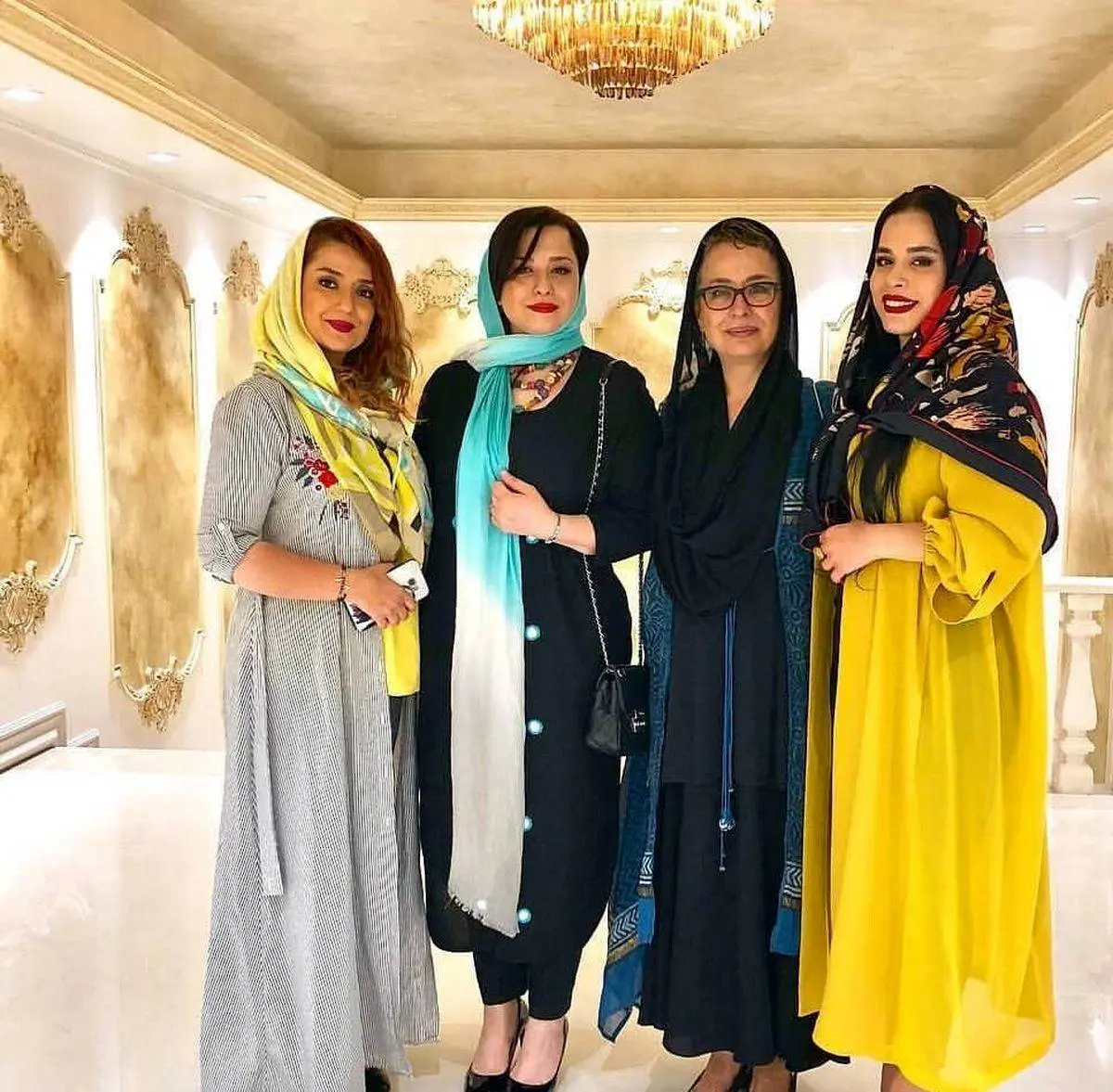 مهراوه شریفی نیا در مجلس زنانه به همراه خواهرش 