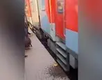 (ویدئو) نجات معجزه‌آسای مادر و کودک سقوط کرده زیر قطار