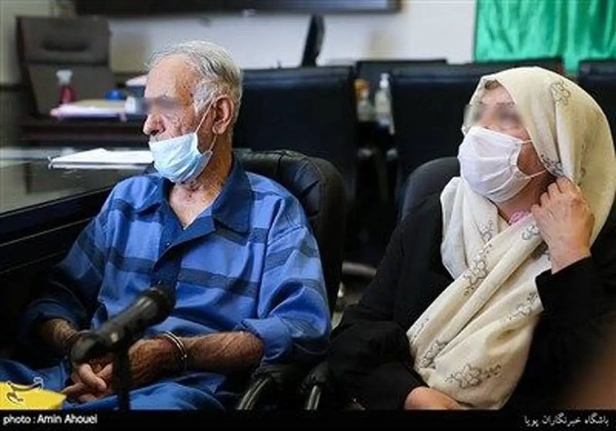 اولین تصاویر منتشر شده از والدین بابک خرمدین در دادگاه + عکس