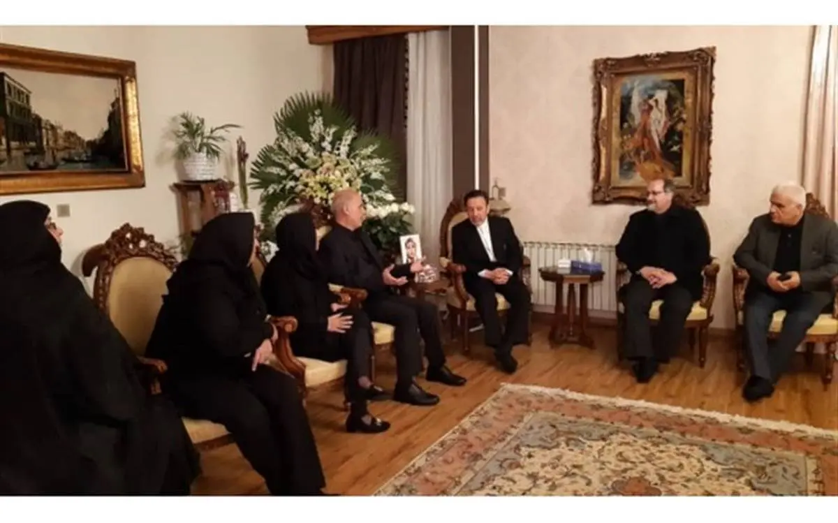 حضور واعظی در منزل خانواده مرحومه ملک از جانباختگان سقوط هواپیمای اوکراینی
