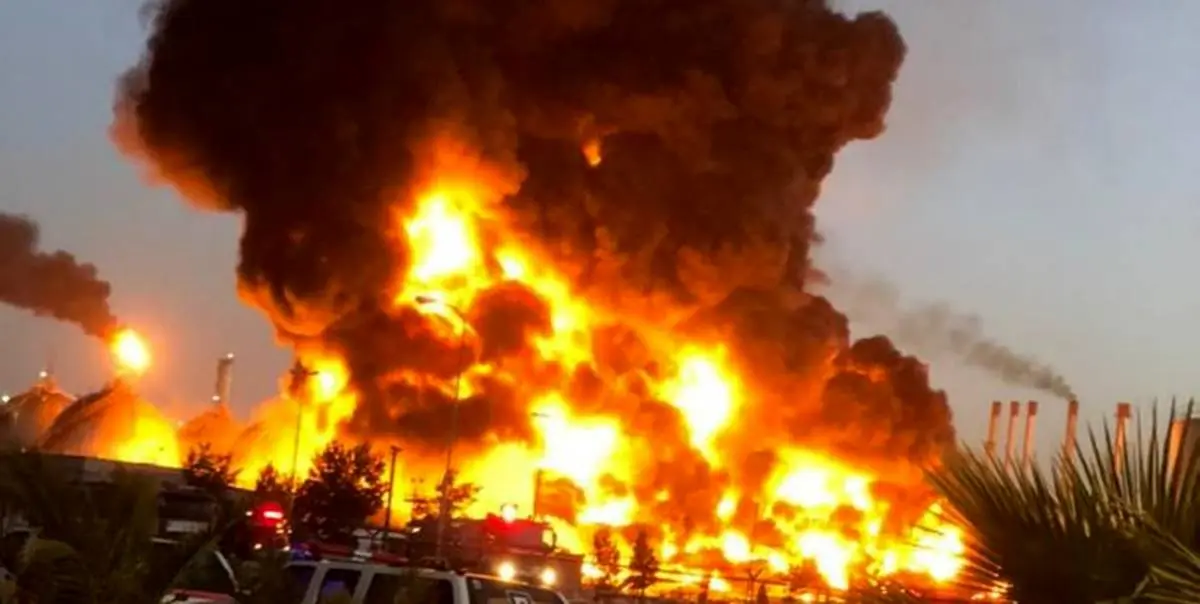 لحظه دلهره آور آتش سوزی در پالایشگاه نفت تهران / ساکنان محل را تخلیه کردند