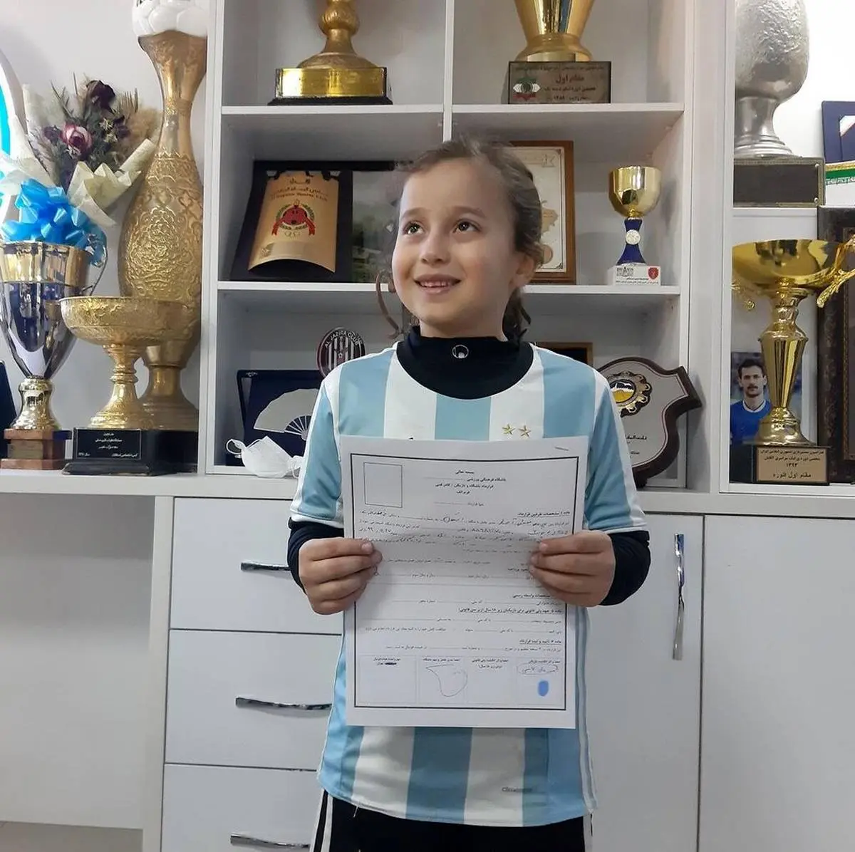 ببینید | کودک ۷ ساله عصرجدید عضو باشگاه استقلال شد