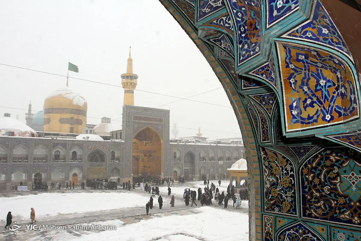 بارش برف پاییزی در حرم امام رضا (ع) + عکس