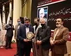 تندیس نشان عالی مدیر سال ایران به دکتر روزبهان ؛ مدیر عامل سازمان منطقه آزاد انزلی اهداء شد