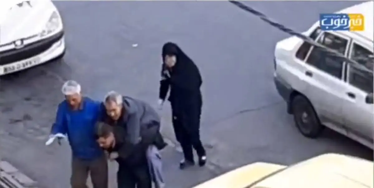 پیرمرد افغانستانی روی دوش پلیس ایران از خیابان عبور کرد + فیلم