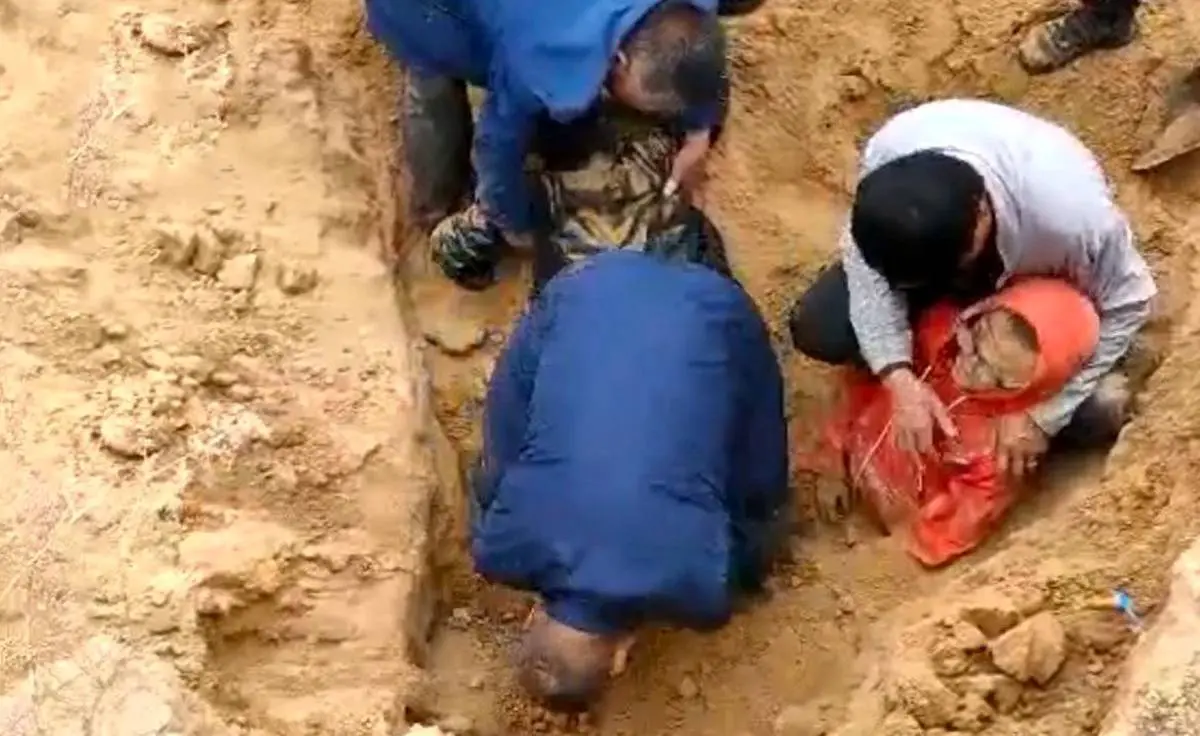 ماجرای دفن دو پسر بچه زیر خروارها خاک جنجالی شد + ویدئو