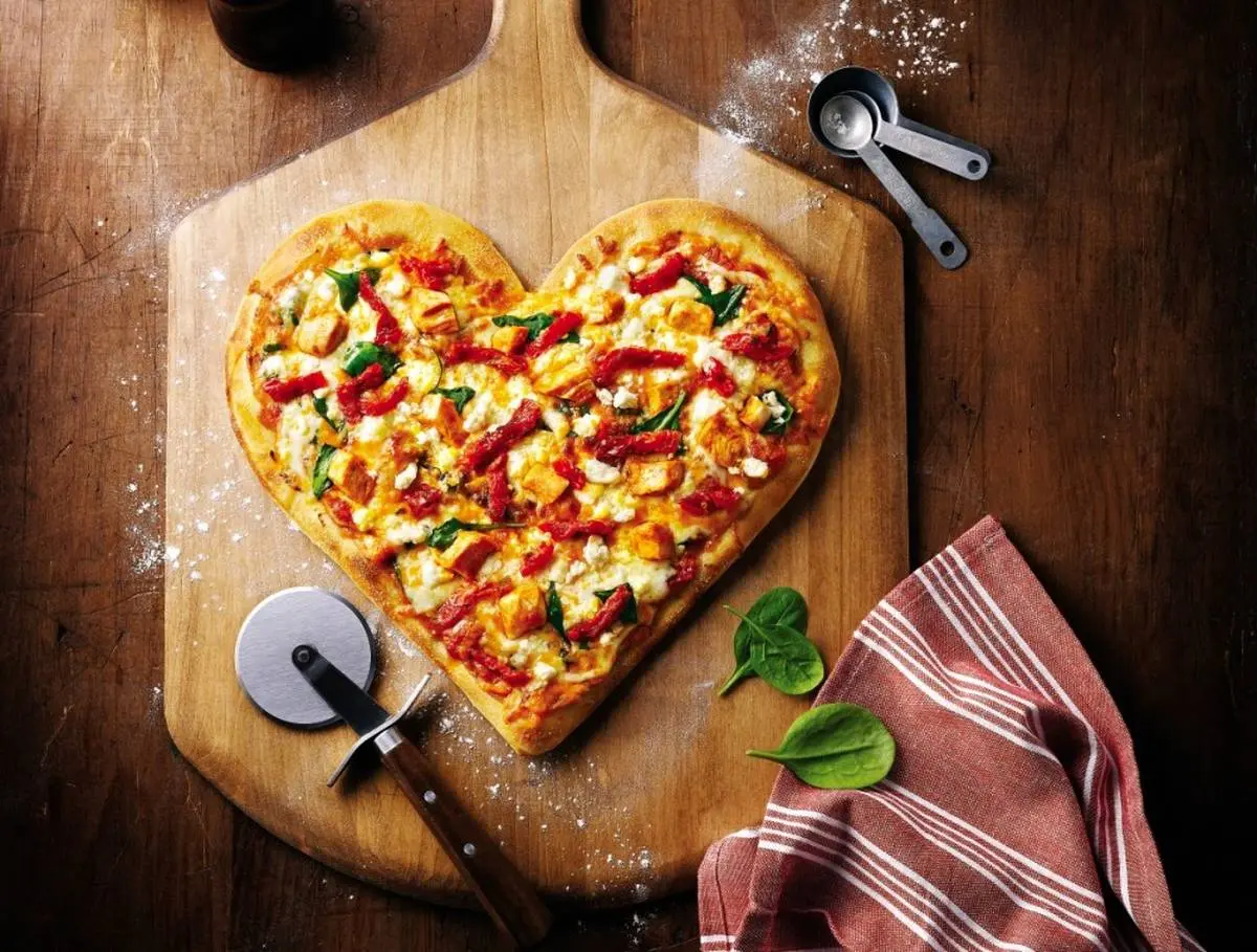 طرز تهیه پیتزا قلب یک غذای فوق العاده خاص 
