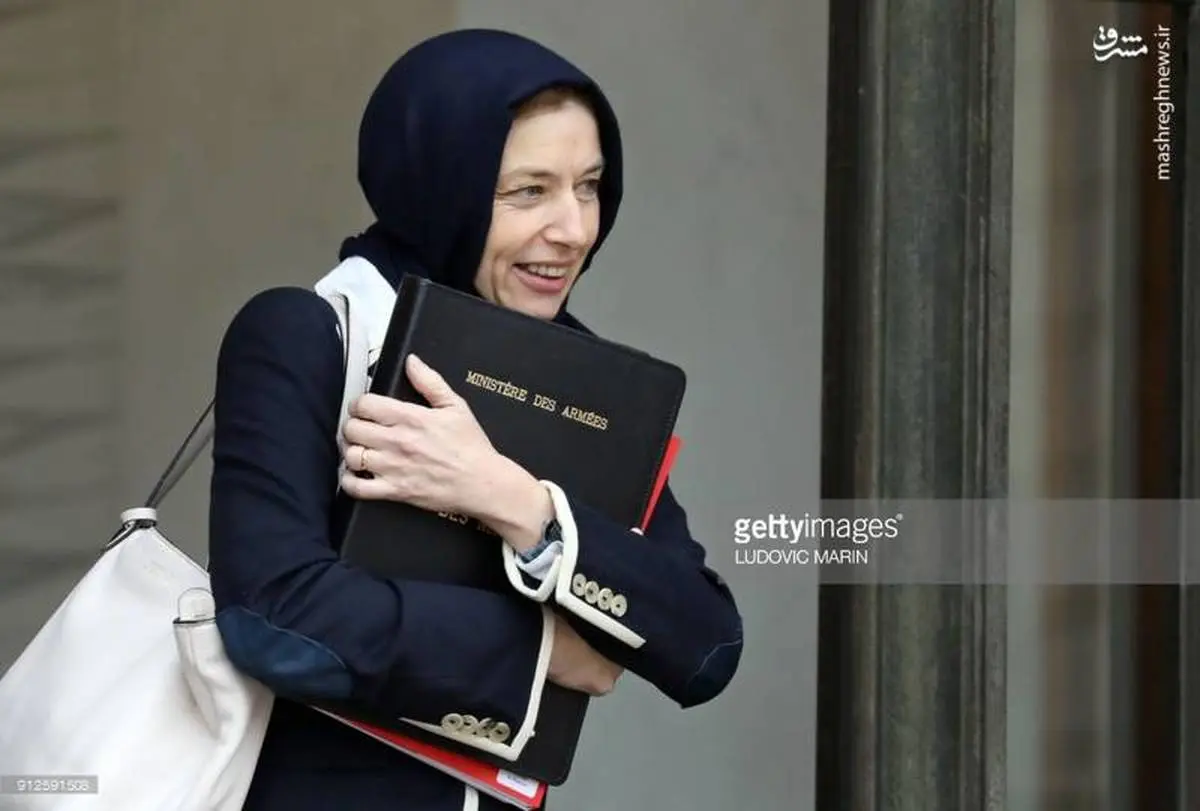 حجاب وزیر دفاع فرانسه هنگام خروج از کاخ الیزه