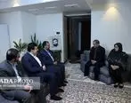 دیدار دکتر خاندوزی با خانواده شهید اکبری مدیرعامل اسبق بانک کشاورزی و از شهدای فاجعه هفتم تیر