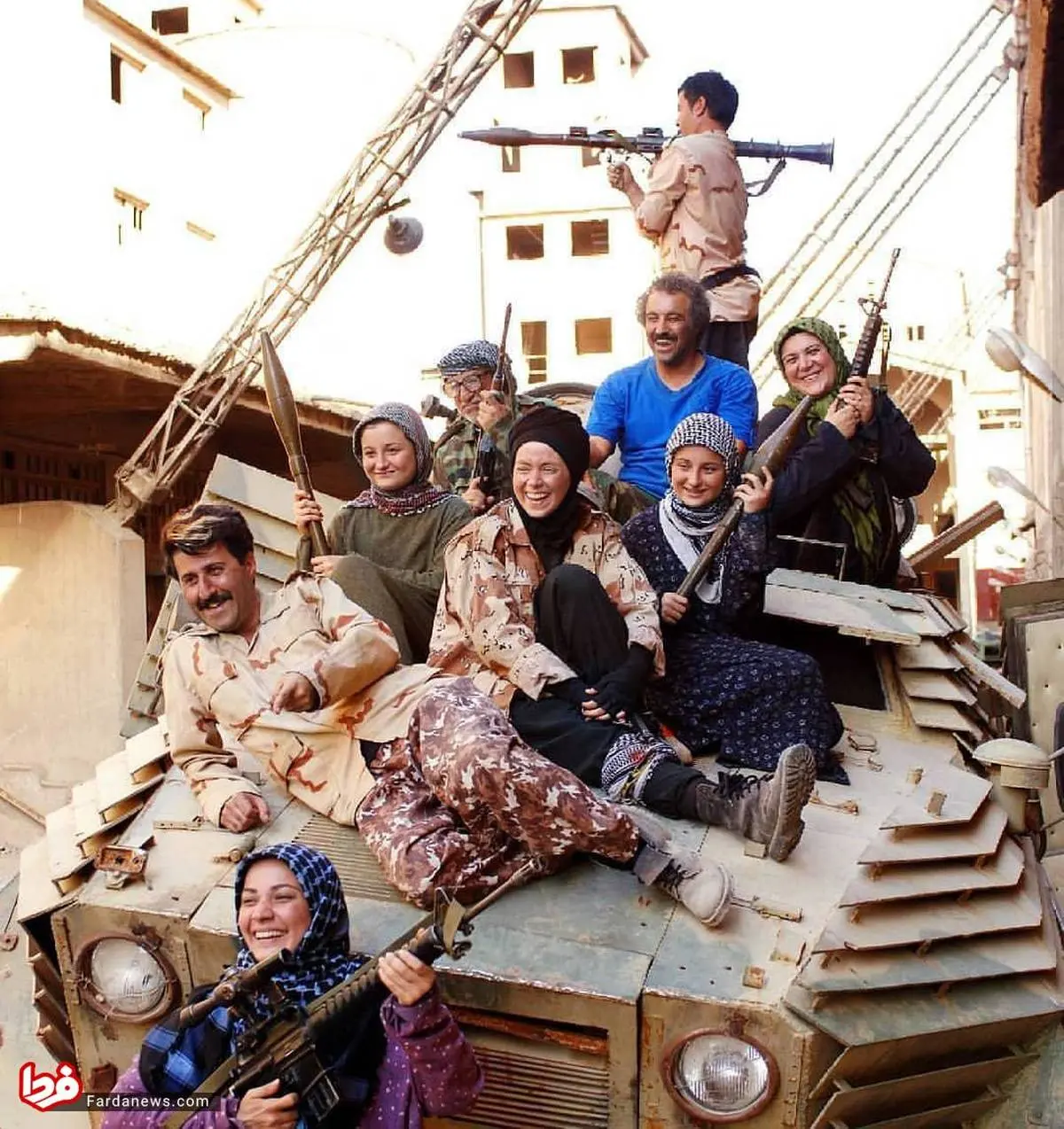 تانک سواری بازیگران «پایتخت» در دل داعش! +عکس