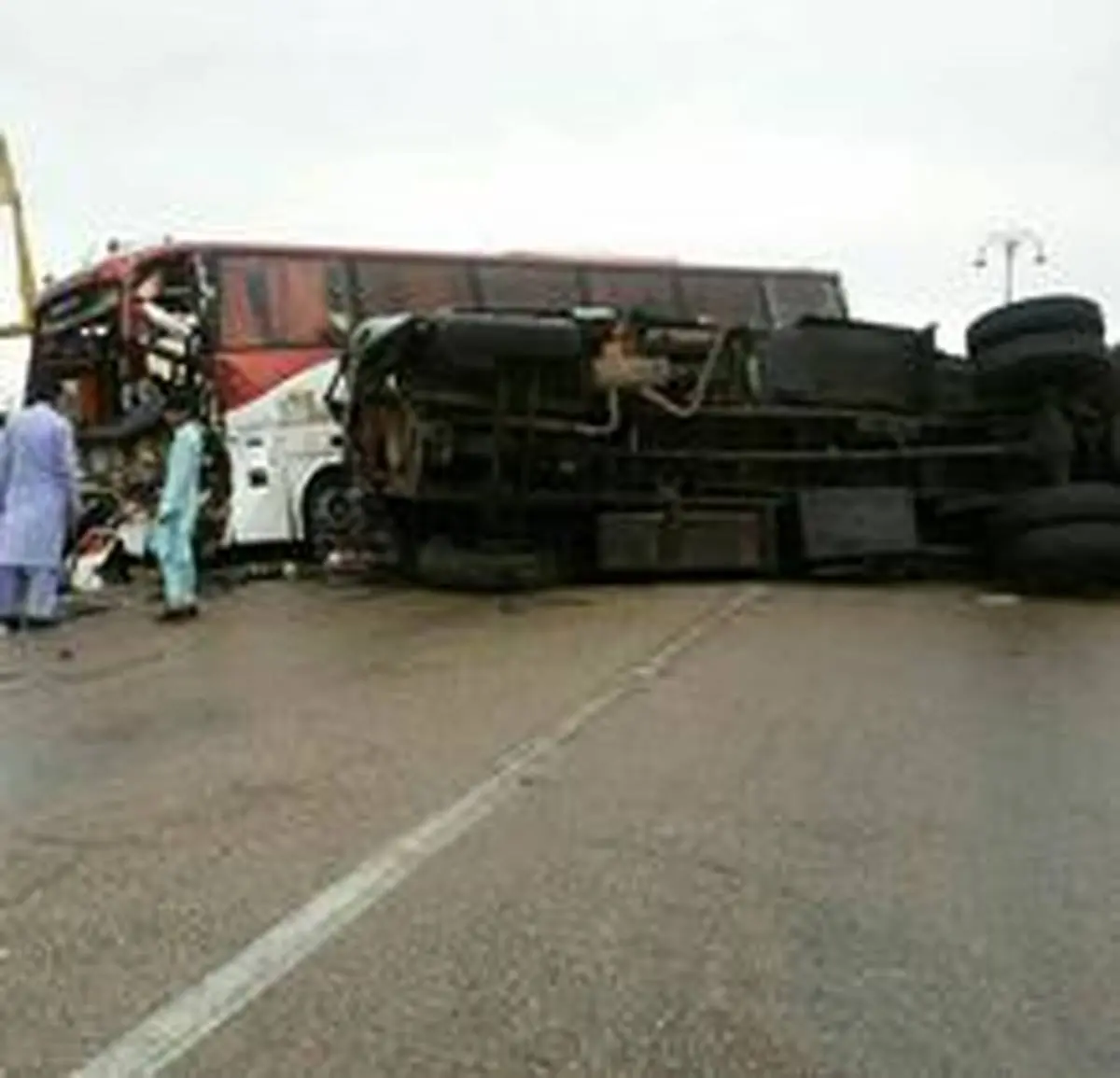 یک کشته و هفت زخمی در برخورد کامیون و اتوبوس