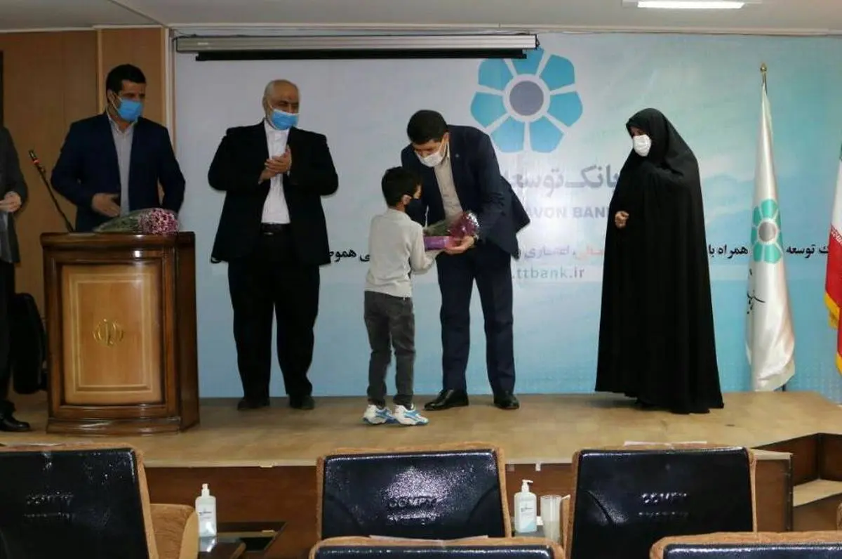 مشارکت بانک توسعه تعاون استان البرز در اهدای تبلت به دانش‌آموزان نیازمند