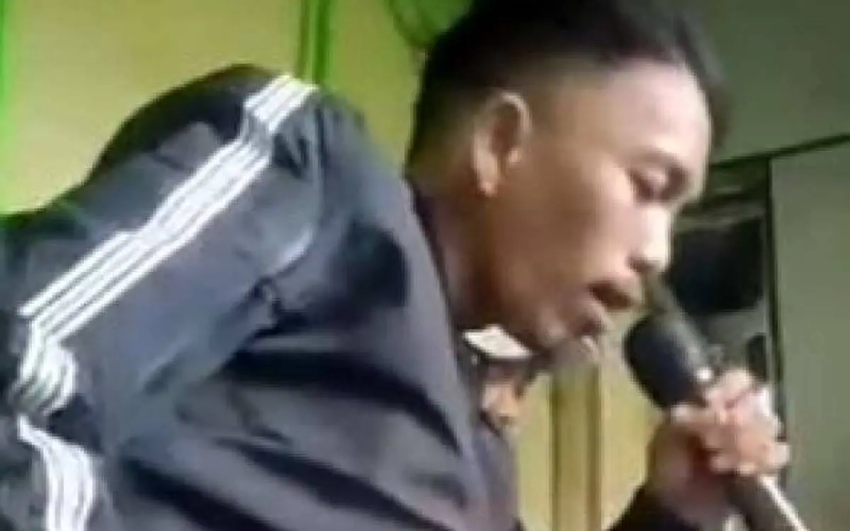 (ویدئو) انفجار میکروفون هنگامی که خواننده جلو صورتش گرفته بود