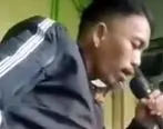 (ویدئو) انفجار میکروفون هنگامی که خواننده جلو صورتش گرفته بود
